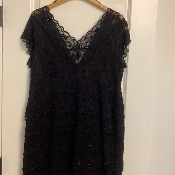 Black lace and beaded evening dress. 16W. All beading intact. Never worn… - Picture 5 of 6